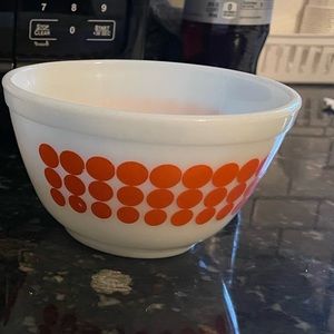 Pyrex red dot bowl